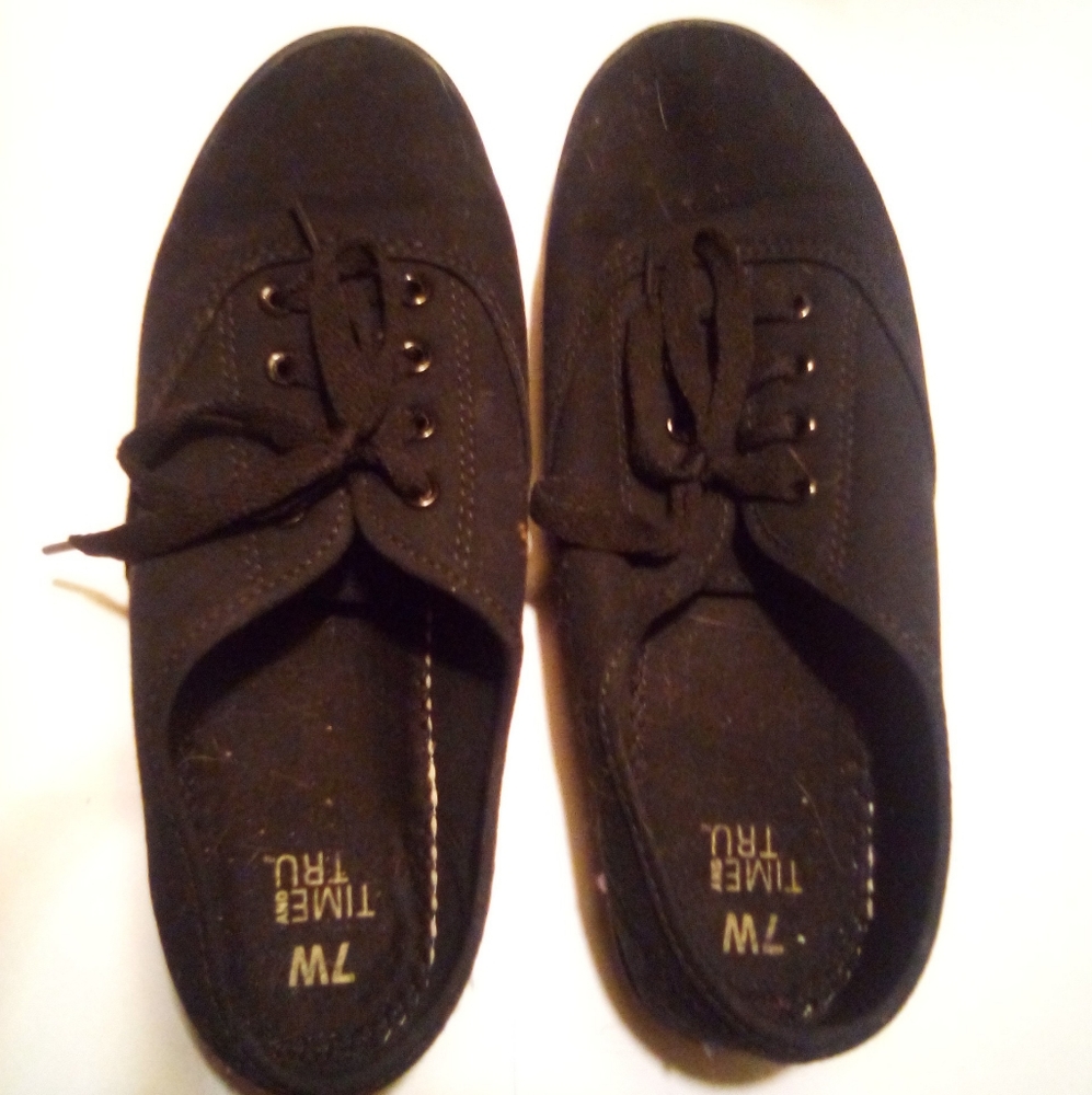 🌺🌺 Time and Tru Black Ked Sneakers Size 7W